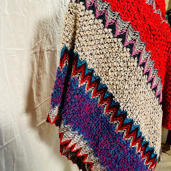 Poncho - Shaw - Picture 2 of 6